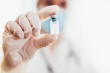 Doktor aşıyı tutuyor. Önleme ve aşılama için kullanılır..