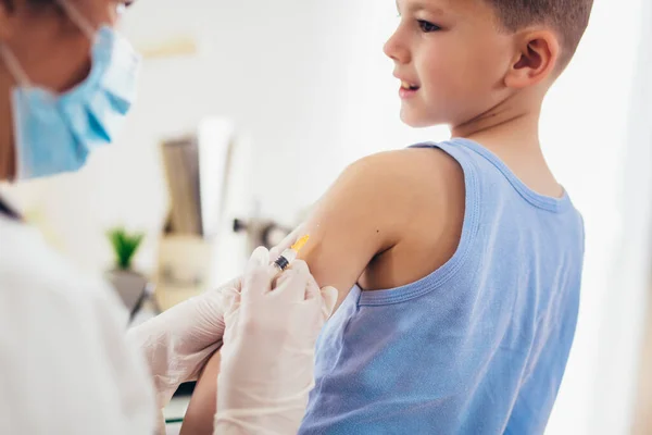 Pediatrician Makes Vaccination Small Boy Female Doctor Vaccinating Little Boy — Stock Photo, Image