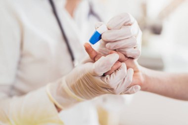 Doktor küçük bir hastadan kan testi alıyor..