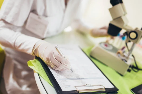 Médico Laboratorio Con Tubo Biológico Para Análisis Muestreo Del Disea — Foto de Stock