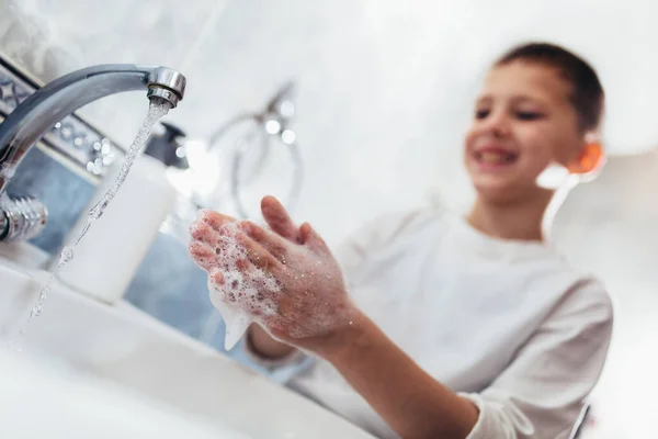 Lindo Chico Lavándose Las Manos Baño Protección Contra Virus Bacterias — Foto de Stock