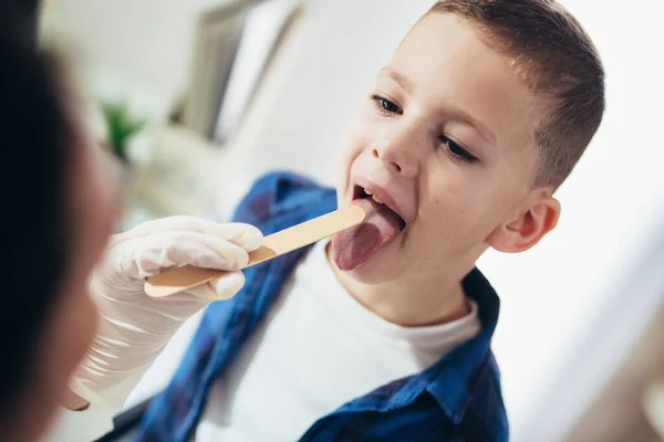 Pediatra Revisa Garganta Niño Amigdalitis Inflamación Las Amígdalas Niño Con — Foto de Stock