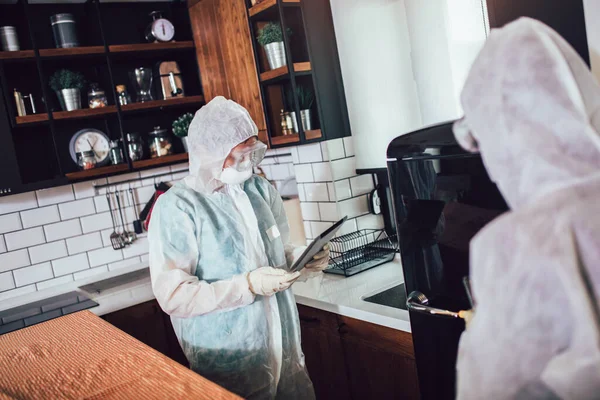 身着防护服的专家从家中的表面取样 检测一种新的日冕病毒 — 图库照片