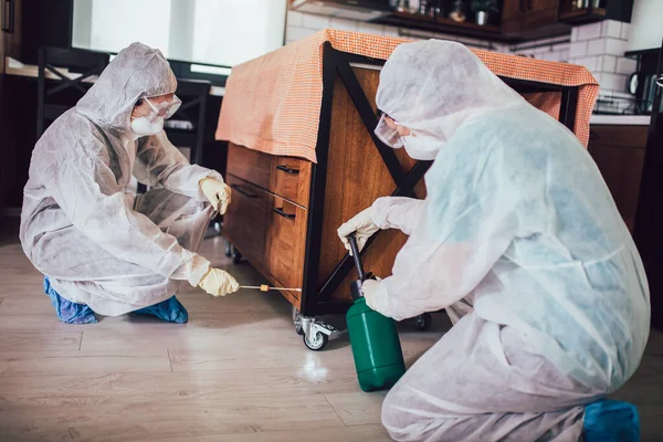 Especialistas Trajes Protección Toman Muestras Superficies Hogar Para Probar Nuevo —  Fotos de Stock