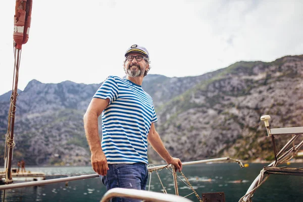 Rijpe Man Staat Het Dek Van Zijn Boot Een Zonnige — Stockfoto