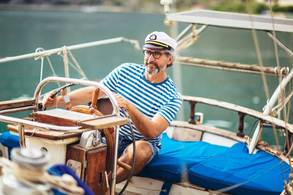 Volwassen Man Staande Aan Het Roer Van Zeilboot Uit Zee — Stockfoto