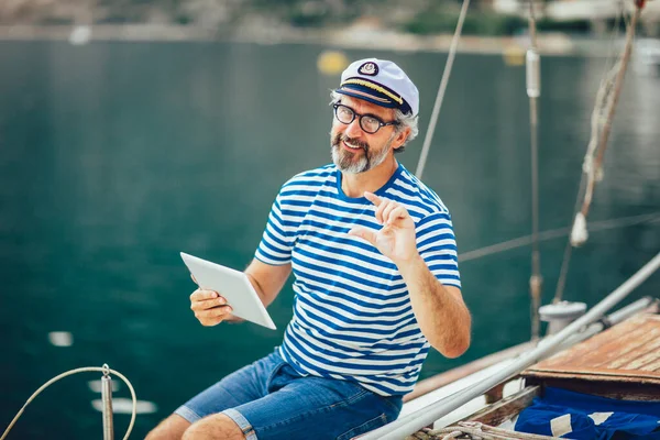 Volwassen Man Die Het Dek Van Zijn Boot Staat Een — Stockfoto