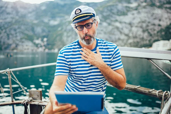 Volwassen Man Die Het Dek Van Zijn Boot Staat Een — Stockfoto