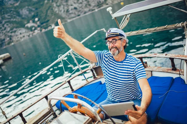 Volwassen Man Die Het Dek Van Zijn Boot Staat Een — Stockfoto