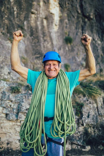 Hombre Mayor Con Una Cuerda Preparándose Para Escalar Roca —  Fotos de Stock
