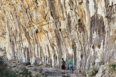 Kayaya tırmanmaya hazırlanan yaşlı bir adam..