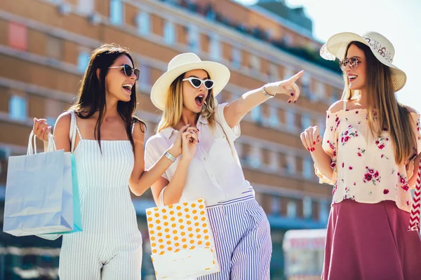 Alışveriş Çantalı Güzel Kadınlar Eğleniyor — Stok fotoğraf
