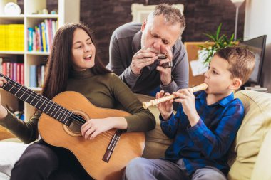 Evde müzik aletleri çalan aile eğleniyor..
