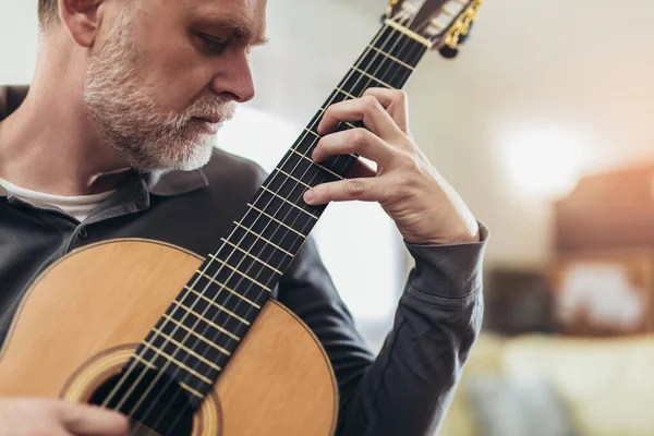 Schöner Reifer Mann Lässiger Kleidung Lächelt Während Hause Gitarre Spielt — Stockfoto