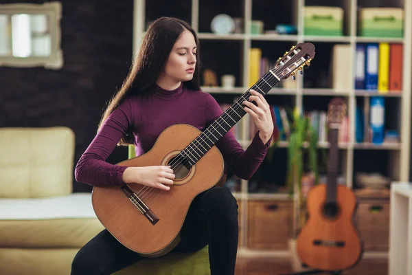 Pretty Girl Practicing Some New Sound Guitar Hom — Stock Photo, Image