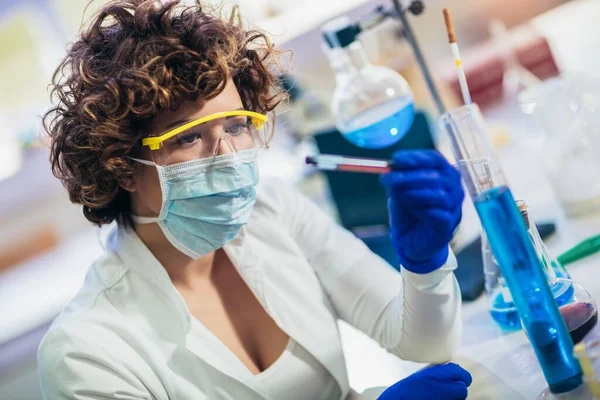 Asistente Técnico Laboratorio Analizando Una Muestra Sangre Laboratorio Concepto Investigación — Foto de Stock