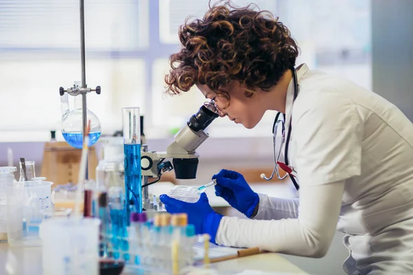 Asistente Técnico Laboratorio Analizando Una Muestra Sangre Laboratorio Concepto Investigación — Foto de Stock