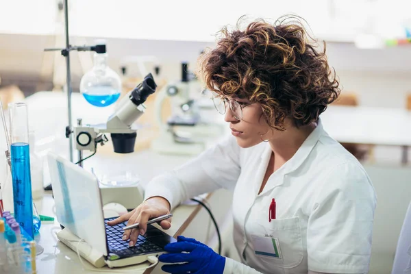 Portrait Confident Female Scientist Working Laptop Chemical Laboratory — Stock Photo, Image