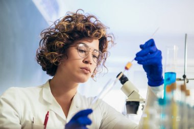 Laboratuvar teknisyeni laboratuvarda kan örneğini inceliyor. Tıbbi, farmasötik ve bilimsel araştırma ve geliştirme kavramı.