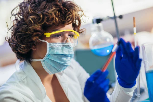 Asistente Técnico Laboratorio Analizando Una Muestra Sangre Laboratorio Concepto Investigación — Foto de Stock