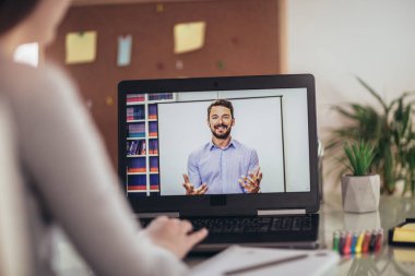 İnternetten ders izleyen ve evden ders çalışan genç bir öğrenci.. 