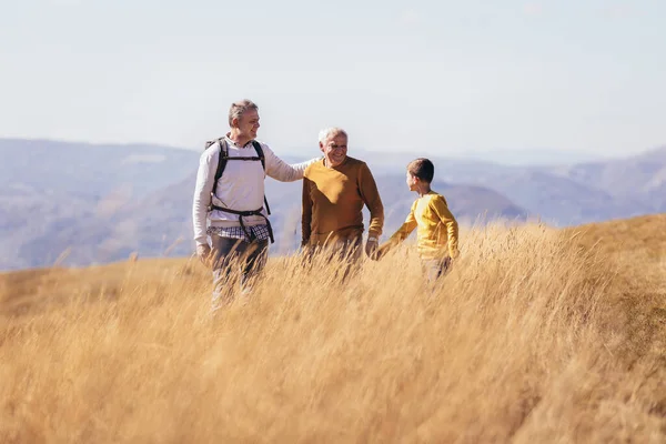 Tres Generaciones Caminatas Familiares Juntas Otoño —  Fotos de Stock