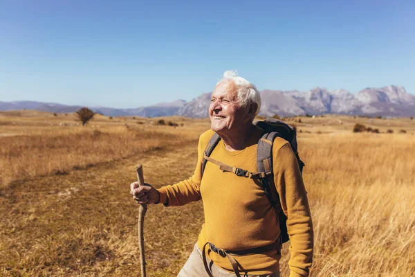 Idősek Túráznak Gyönyörű Vidéken Ősszel — Stock Fotó