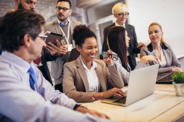 Grup çalışma office ve yeni fikirleri tartışmak iş adamları