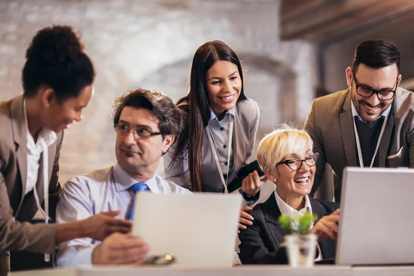 Lachende Jonge Manager Helpt Oudere Werknemer Met Computerwerk Kantoor Mentor — Stockfoto