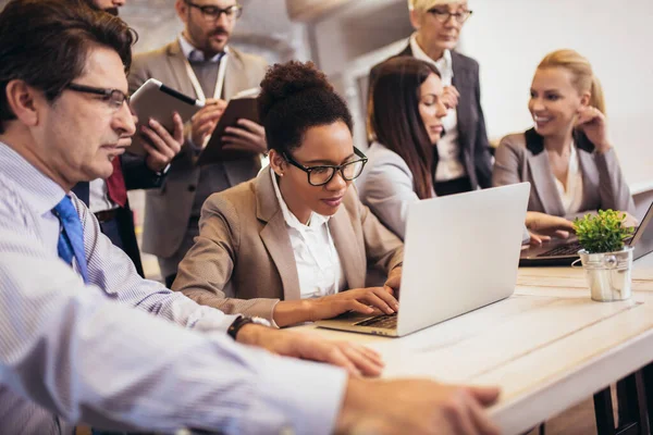 Gruppo Imprenditori Che Lavorano Ufficio Discutono Nuove Idee — Foto Stock