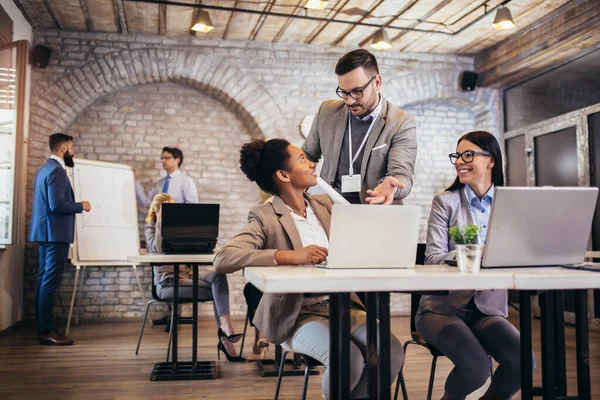 Gruppe Von Geschäftsleuten Die Büro Arbeiten Und Neue Ideen Diskutieren — Stockfoto