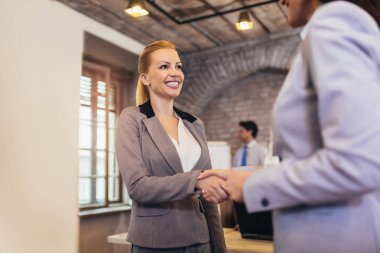 Ofiste tokalaşırken genç iş adamları. Bitirme başarılı Toplantı.