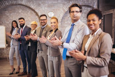 İş grubu sıraya girip alkışlıyor.