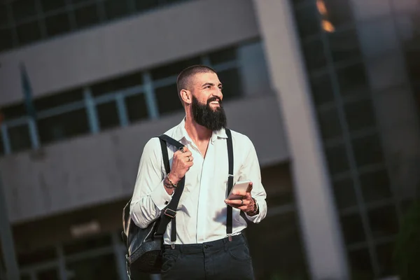 Young Bearded Businessman Talking His Phone Outdoors — Stock Photo, Image
