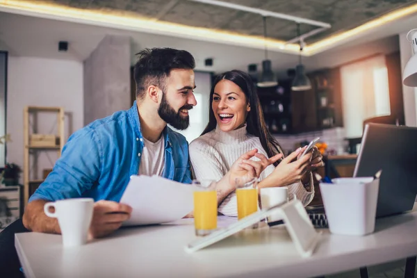 Gelukkig Paar Zakendoen Samen Werken Thuis Laptop — Stockfoto