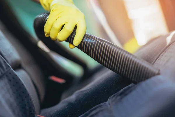 Hombre Limpiando Interior Coche Con Aspiradora — Foto de Stock