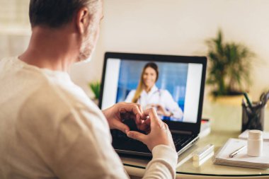 Adamın evde otururken doktoruyla yaptığı görüntüler..