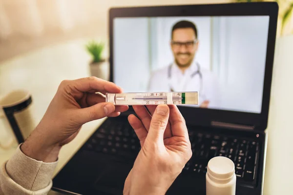 Rückansicht Eines Mannes Der Mit Ihrem Arzt Telefoniert Während Hause — Stockfoto