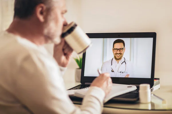Zadní Pohled Muže Dělat Videohovor Svým Lékařem Při Pobytu Doma — Stock fotografie