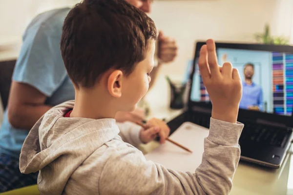 Школяр Навчається Онлайн Батько Допомагає Синові Домашньою Роботою Хлопчик Відеоконференції — стокове фото