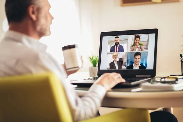 Hombre Que Trabaja Desde Casa Tener Videoconferencia Grupo Línea Ordenador —  Fotos de Stock