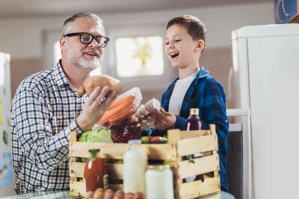 Paquete Alimentos Frescos Para Padre Que Queda Casa Hijo Apoyo —  Fotos de Stock