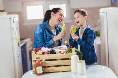 Ev hanımı bir anne ve oğluna taze erzak paketi getirdim. Yerel çiftçileri destekle.