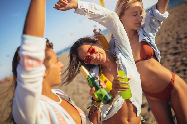 Grupa Trzech Pięknych Atrakcyjnych Młodych Kobiet Bawiących Się Plaży — Zdjęcie stockowe