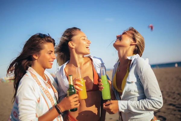三位漂亮迷人的年轻女子在海滩上玩得开心 — 图库照片