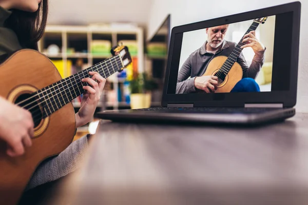 Konzentrierte Mädchen Die Akustikgitarre Spielen Und Online Kurse Laptop Verfolgen — Stockfoto