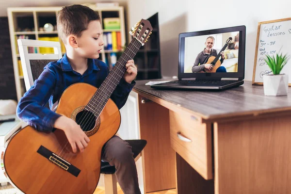 Niño Enfocado Tocando Guitarra Acústica Viendo Curso Línea Portátil Mientras — Foto de Stock