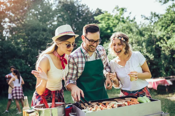 Gruppe Mennesker Som Står Rundt Grillen Prater Drikker Spiser – stockfoto