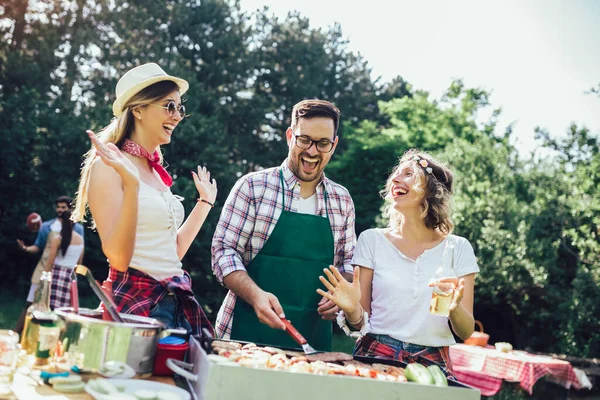 Groep Mensen Die Staan Rond Grill Chatten Drinken Eten — Stockfoto