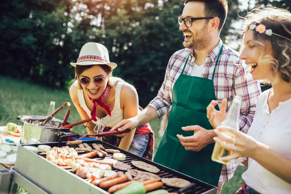 Gruppe Mennesker Som Står Rundt Grillen Prater Drikker Spiser – stockfoto